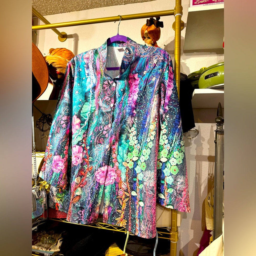 003C // NWOT beautiful water color floral screen print blouse // L